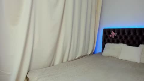 Ella Mayers online show from November 13, 2025, 1:43 pm