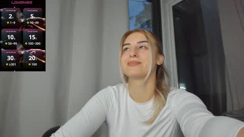 ella_vee online show from October 8, 2025, 4:21 am