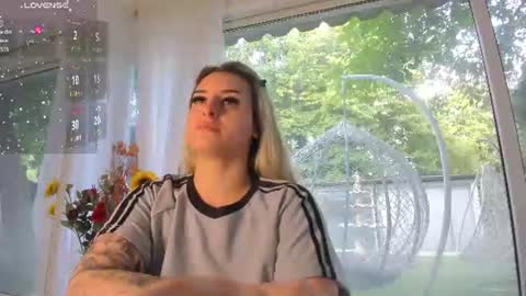 ella_vee online show from June 15, 2026, 4:25 am
