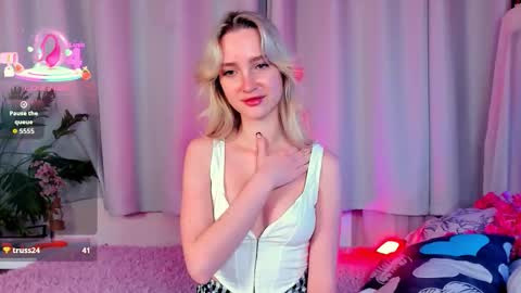 Snapshot of ellabloom chatting on February 19, 2026, 3:19 pm Ella online show from February 19, 2026, 3:19 pm