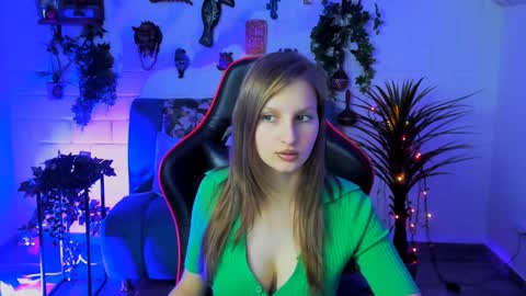 Snapshot of ellahorton chatting on December 11, 2024, 3:15 pm Ella online show from December 11, 2024, 3:15 pm