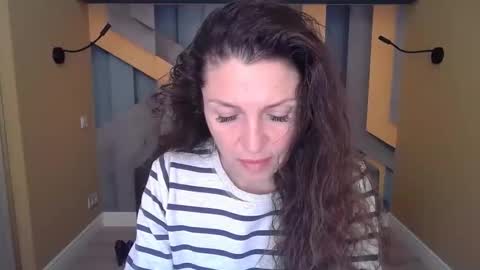 EllaLongs online show from December 3, 2025, 12:25 pm