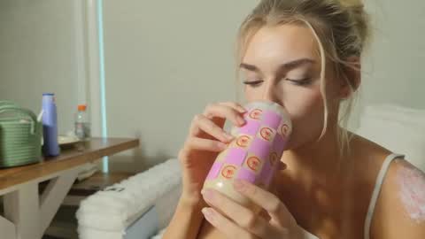 Snapshot of ellalowe chatting on April 18, 2026, 9:15 pm ellalowe online show from April 18, 2026, 9:15 pm