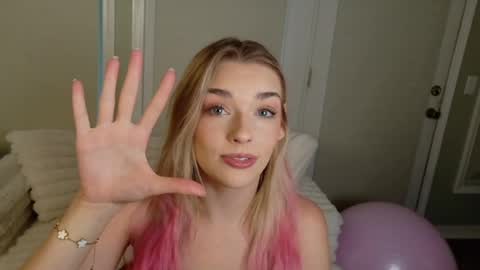 Snapshot of ellalowe chatting on May 15, 2026, 10:28 pm ellalowe online show from May 15, 2026, 10:28 pm