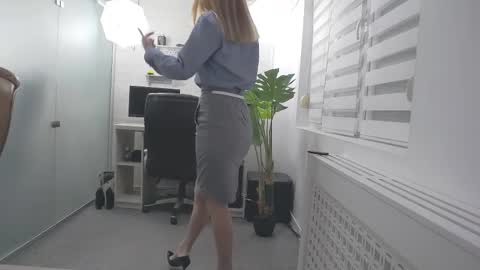 Snapshot of ellamilf chatting on February 24, 2026, 3:43 pm online show from February 24, 2026, 3:43 pm