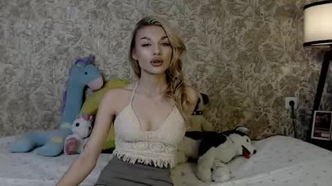 ellamilla online show from November 23, 2025, 10:48 am