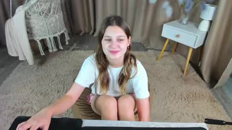 elle_ellise online show from October 25, 2025, 7:38 am