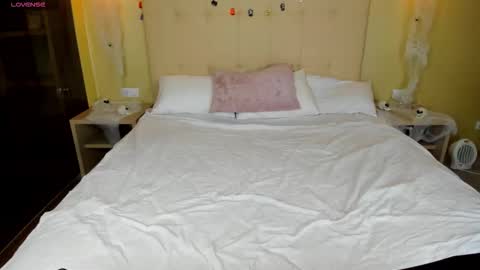 elle_ellise online show from October 29, 2025, 10:06 am