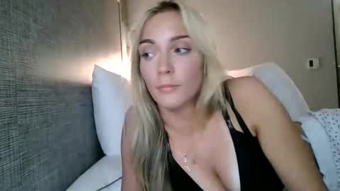 Snapshot of elliebellyy chatting on September 29, 2025, 11:20 pm Ellie online show from September 29, 2025, 11:20 pm