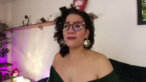 Snapshot of elliee1 chatting on June 3, 2026, 12:19 pm elliee1 online show from June 3, 2026, 12:19 pm