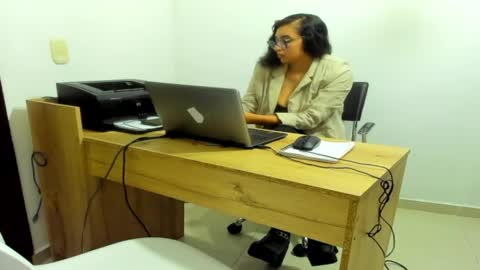 elliee_wlisson online show from May 26, 2026, 4:08 am