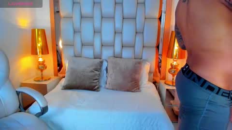 Snapshot of elliott_veelez chatting on March 4, 2025, 8:49 pm E L L I O T V E L E Z online show from March 4, 2025, 8:49 pm