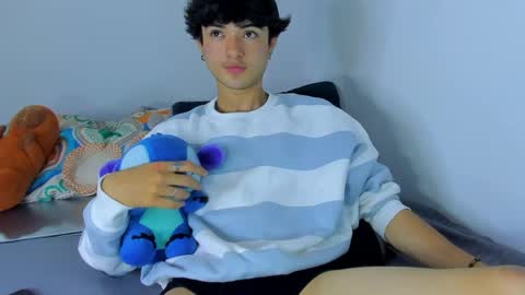 elliotvolkov online show from April 21, 2026, 1:07 am