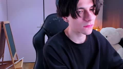 ellis_rin online show from November 3, 2025, 9:16 pm