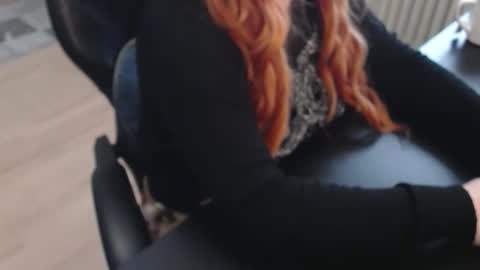 Elly online show from November 22, 2025, 2:38 pm