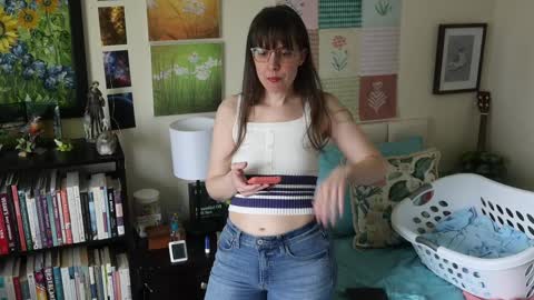 Elly Naomi online show from April 3, 2026, 4:49 pm