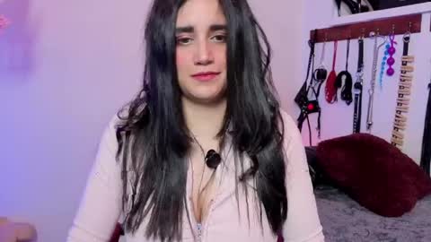 elowen_halley1 online show from April 15, 2026, 7:32 pm