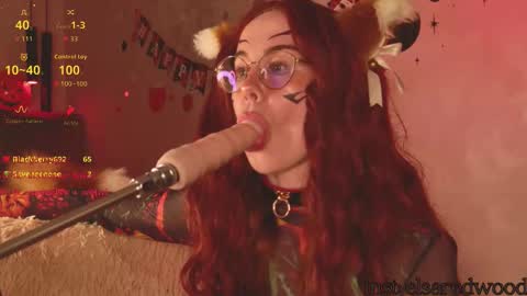 Snapshot of elsaredwood chatting on October 31, 2025, 3:35 pm ElsaRedwood online show from October 31, 2025, 3:35 pm