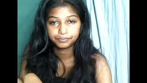 elynah195043 online show from May 25, 2026, 8:04 pm
