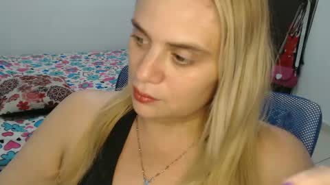 Snapshot of elza_blonde chatting on February 13, 2025, 7:21 pm E L Z A online show from February 13, 2025, 7:21 pm