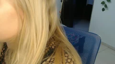 Snapshot of elza_blonde chatting on February 14, 2025, 9:43 pm E L Z A online show from February 14, 2025, 9:43 pm