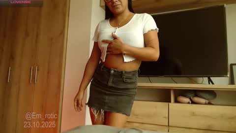 Snapshot of em_rotic chatting on October 23, 2025, 8:51 pm Emilia online show from October 23, 2025, 8:51 pm