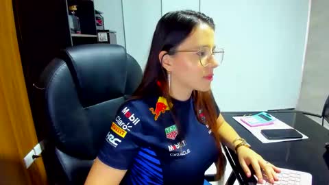 Snapshot of ema_04 chatting on December 18, 2025, 9:43 pm Estefany Martinez Acua INSTAGRAM ema 04oficial online show from December 18, 2025, 9:43 pm