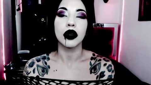 Snapshot of emearld_black chatting on November 10, 2025, 5:17 am Emerald Black online show from November 10, 2025, 5:17 am