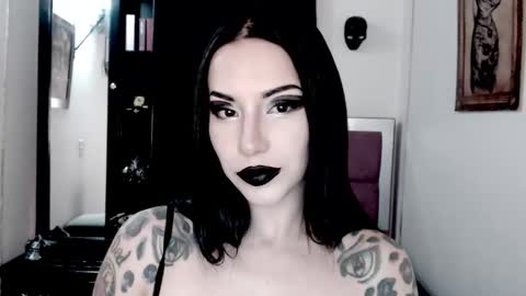 Snapshot of emearld_black chatting on December 23, 2025, 3:59 am Emerald Black online show from December 23, 2025, 3:59 am