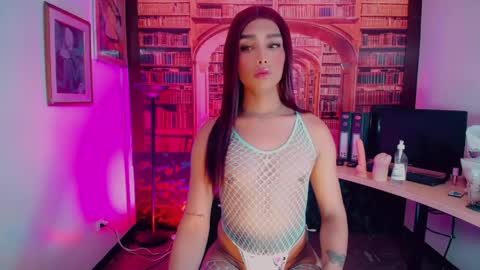 Snapshot of emeli_roushot chatting on April 22, 2026, 11:23 am Emeli online show from April 22, 2026, 11:23 am