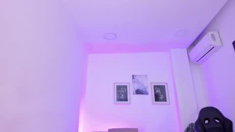 Snapshot of emelie_89 chatting on February 4, 2025, 12:33 pm emelie_89 online show from February 4, 2025, 12:33 pm