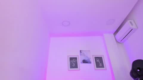 Snapshot of emelie_89 chatting on February 17, 2025, 6:15 pm emelie_89 online show from February 17, 2025, 6:15 pm