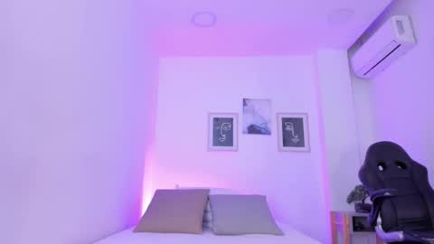 Snapshot of emelie_89 chatting on February 21, 2025, 12:28 pm emelie_89 online show from February 21, 2025, 12:28 pm