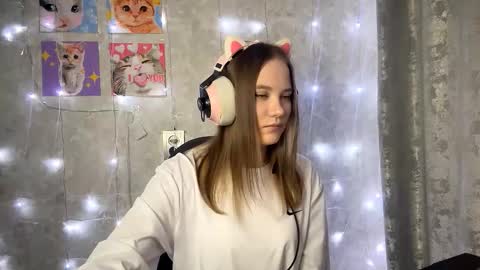 Snapshot of emelinekinloch chatting on October 7, 2025, 6:43 am Nika online show from October 7, 2025, 6:43 am