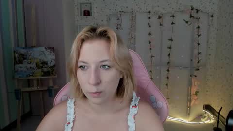 Snapshot of emely_garcias chatting on October 3, 2025, 12:24 pm emelia online show from October 3, 2025, 12:24 pm