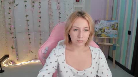 Snapshot of emely_garcias chatting on October 15, 2025, 12:05 pm emelia online show from October 15, 2025, 12:05 pm