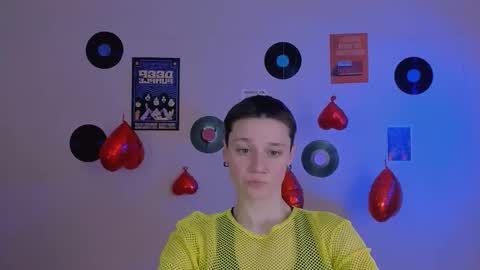 Snapshot of emi_fade chatting on February 19, 2026, 9:27 am emi_fade online show from February 19, 2026, 9:27 am