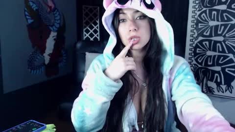 Snapshot of emiantonella_ chatting on February 21, 2025, 9:00 pm Antonella online show from February 21, 2025, 9:00 pm