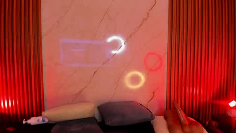 Snapshot of emiilycollins1 chatting on January 27, 2025, 2:10 am online show from January 27, 2025, 2:10 am
