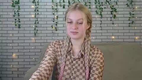 Snapshot of emiliaduchess chatting on December 13, 2024, 5:10 pm Amili online show from December 13, 2024, 5:10 pm