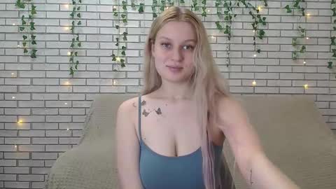 Snapshot of emiliaduchess chatting on December 15, 2024, 7:46 am Amili online show from December 15, 2024, 7:46 am