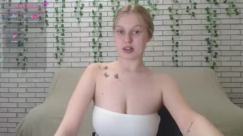 Snapshot of emiliaduchess chatting on February 4, 2025, 12:22 pm Amili online show from February 4, 2025, 12:22 pm