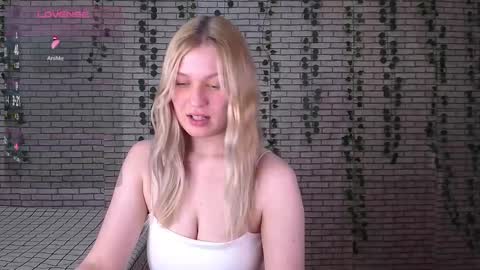 Snapshot of emiliaduchess chatting on October 8, 2025, 10:02 am Amili online show from October 8, 2025, 10:02 am