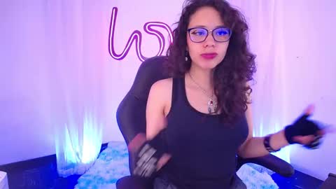 Emili Russo online show from November 11, 2025, 7:47 pm