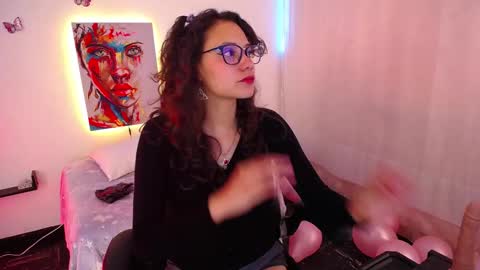 Emili Russo online show from November 14, 2025, 7:56 pm