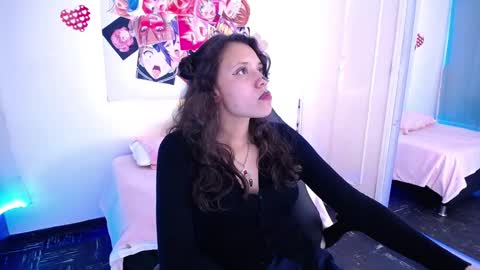 Emili Russo online show from November 24, 2025, 7:35 pm