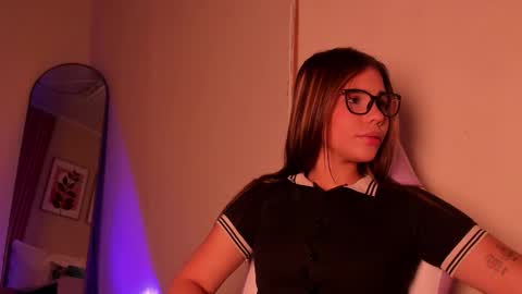 Snapshot of emily_beltonn chatting on February 19, 2026, 7:54 pm online show from February 19, 2026, 7:54 pm