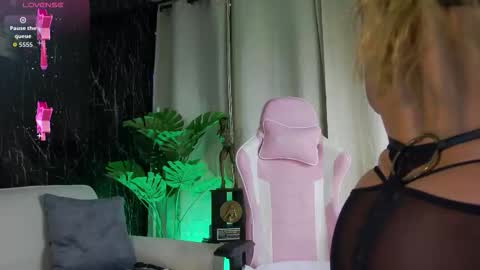 Emily foxx01 online show from November 28, 2025, 10:12 pm