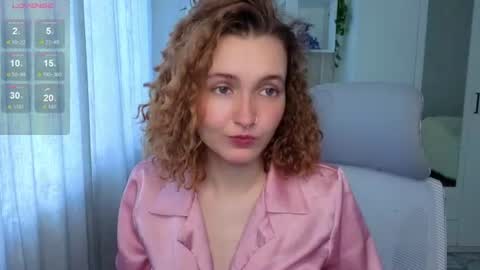 Snapshot of emily_lune chatting on July 19, 2026, 5:44 am Emily online show from July 19, 2026, 5:44 am