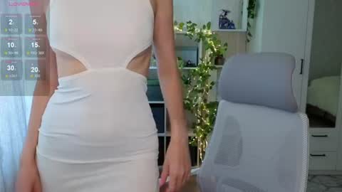 Snapshot of emily_lune chatting on July 21, 2026, 2:25 am Emily online show from July 21, 2026, 2:25 am